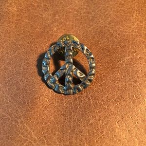 Peace ✌🏽☮️ pin brooch silver boho hat jacket adornment hammered